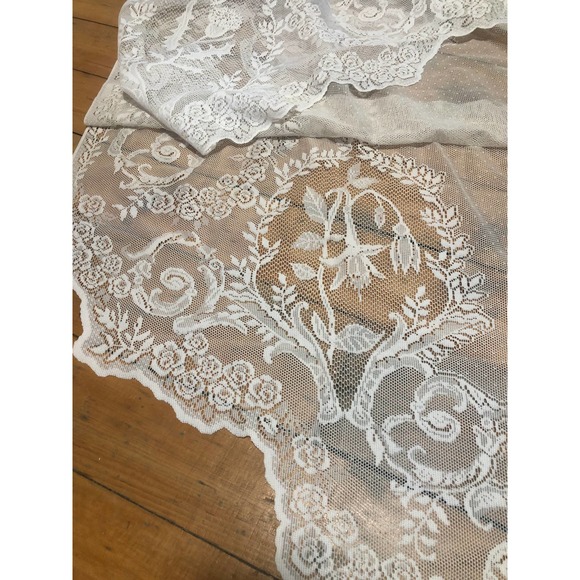 Vintage Lace Window Valance 59” wide x 33”long - Picture 4 of 7